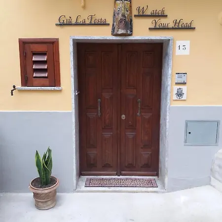 Apartment Giu La Testa Civita